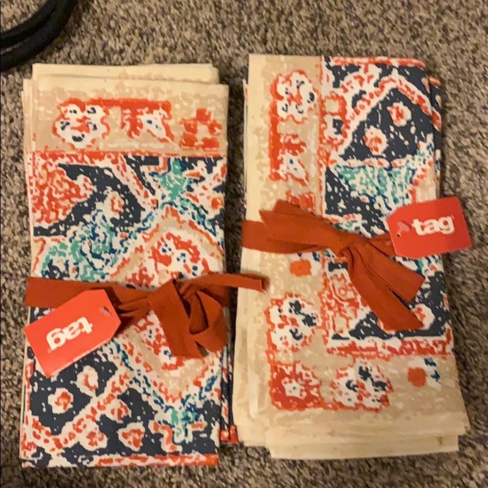 TAG Cloth napkins 2 packs of 4 = 8